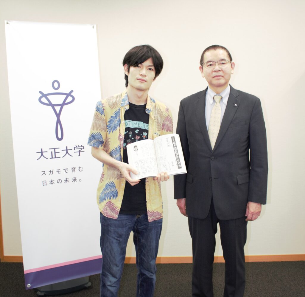 受賞した波木銅さん（左）と髙橋秀裕学長（右）